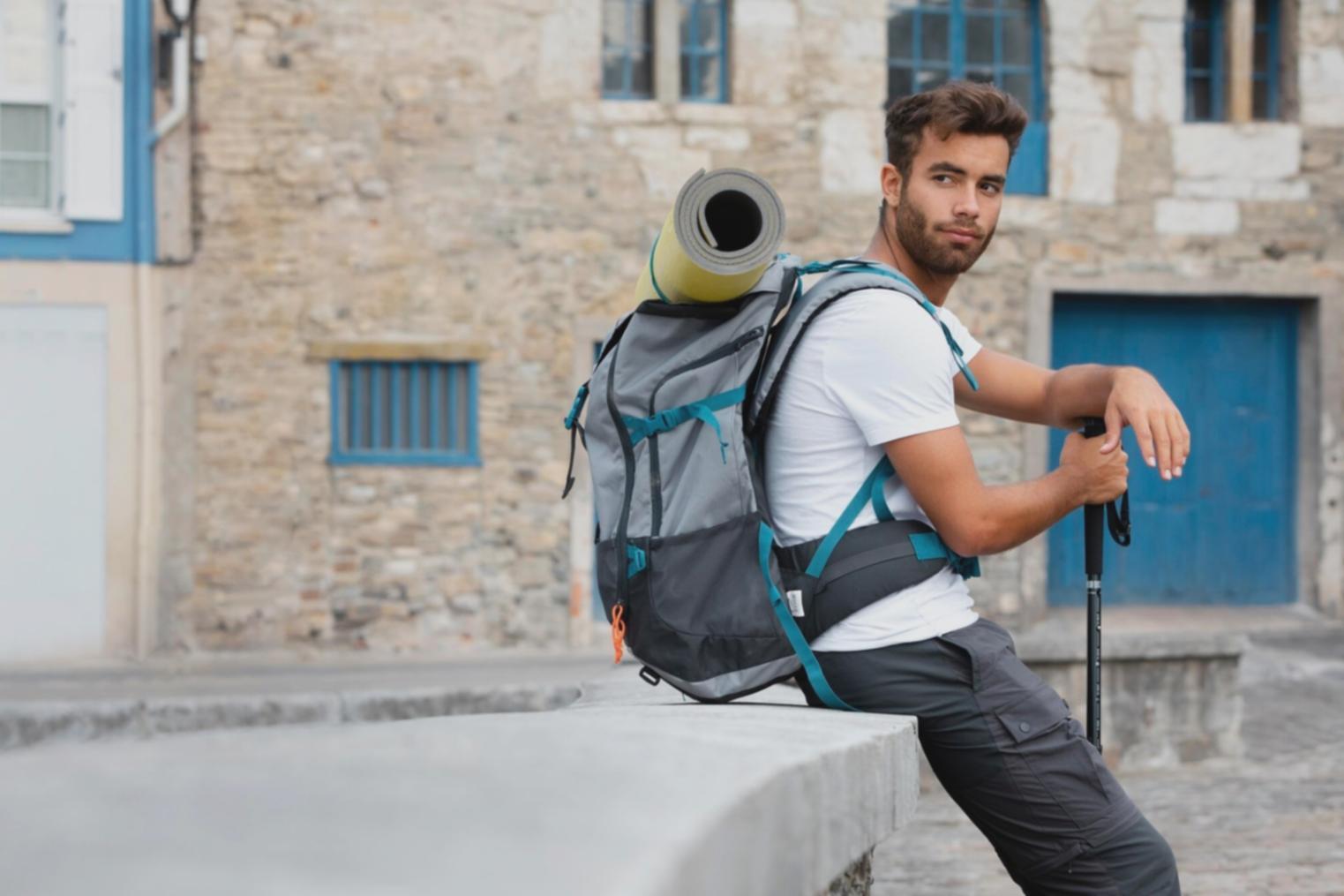 Étudiants travaillant ensemble sur des projets budgétaires